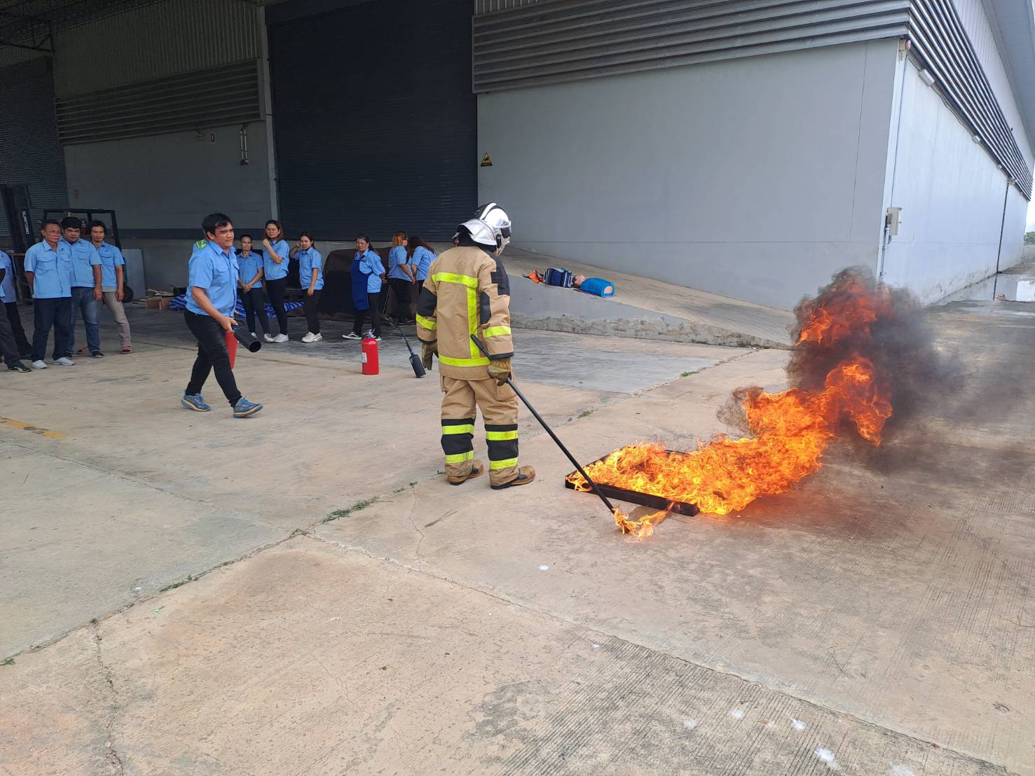 พนักงานฝึกดับเพลิง